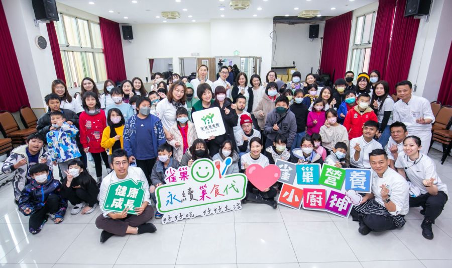 看見弱勢兒少需承擔家庭照顧 雀巢暖心打造「好好食物箱」 補足全家寒假營養缺口 230 看見弱勢兒少需承擔家庭照顧 雀巢暖心打造「好好食物箱」 補足全家寒假營養缺口 229