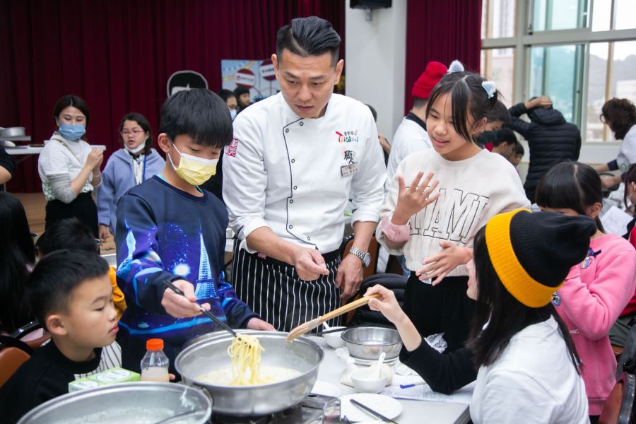 看見弱勢兒少需承擔家庭照顧 雀巢暖心打造「好好食物箱」 補足全家寒假營養缺口 234 看見弱勢兒少需承擔家庭照顧 雀巢暖心打造「好好食物箱」 補足全家寒假營養缺口 233