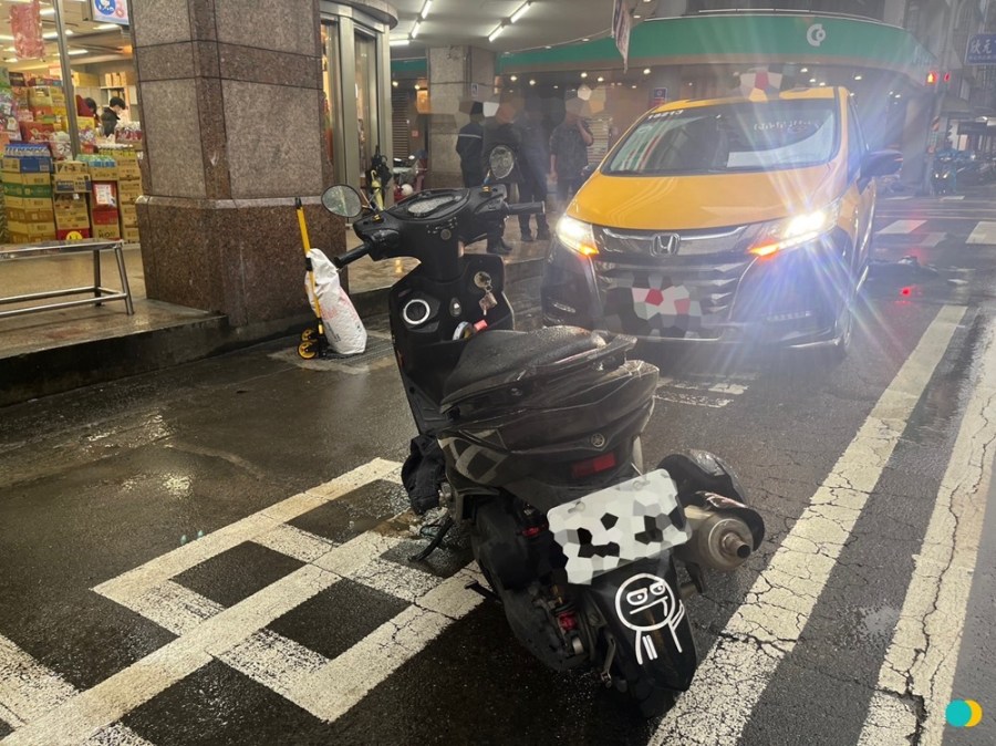 17歲少年搶黃燈撞飛黑狗 倒地擦撞計程車還無照恐吃2萬5罰單 237 cnews204240125a01