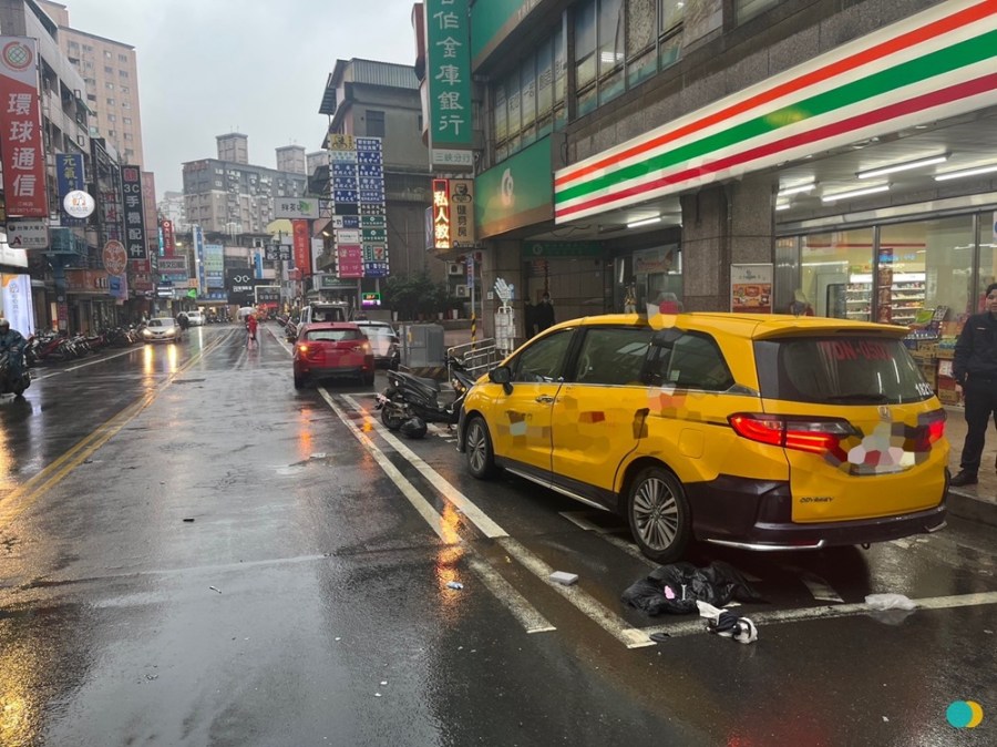 17歲少年搶黃燈撞飛黑狗 倒地擦撞計程車還無照恐吃2萬5罰單 238 cnews204240125a02