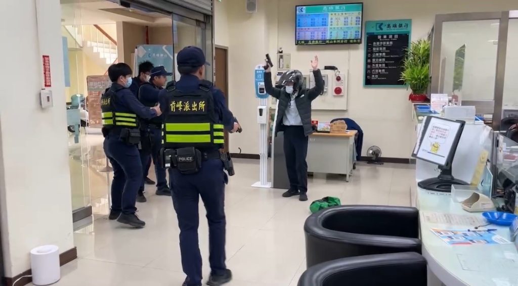 整個演練過程相當逼真，甚至讓一些行員以為真的發生了搶劫，因此嚇得不敢隨意活動。〈圖／翻攝畫面〉