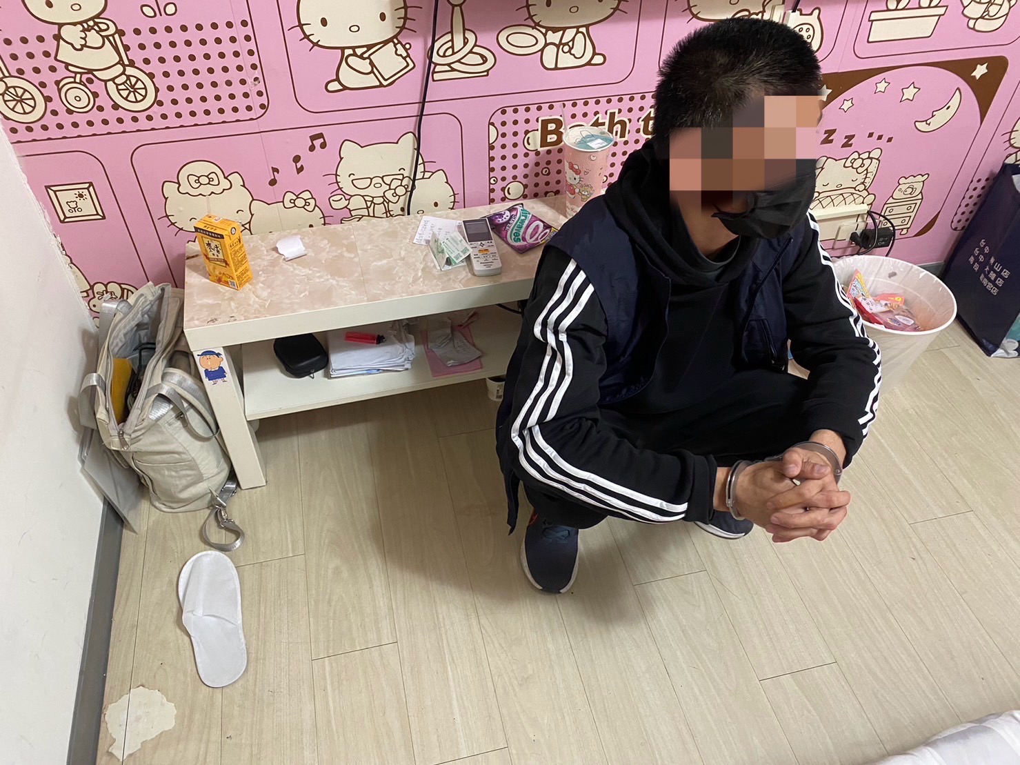 警方將犯嫌帶返旅館搜索。（記者徐煜勝翻攝）