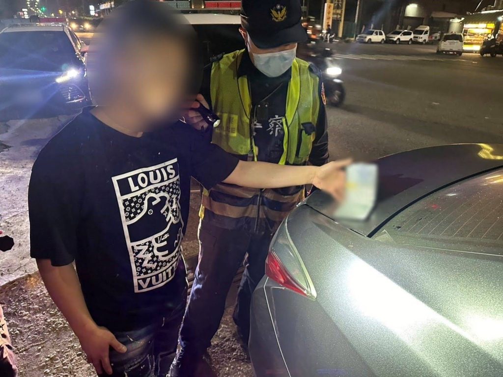 駕駛未開大燈引警攔查 好鼻師所長秒嗅出臭K味 當場認栽。〈圖／翻攝畫面〉