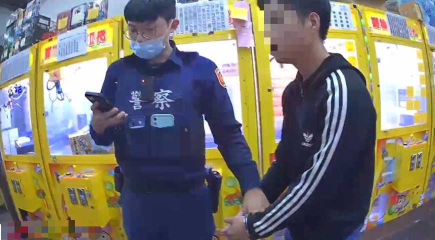 劉男利用鐵橇破壞兌幣箱，隨後使用剪刀破壞兌幣箱鎖頭，竊取兌幣箱內的零錢。〈圖／翻攝畫面〉