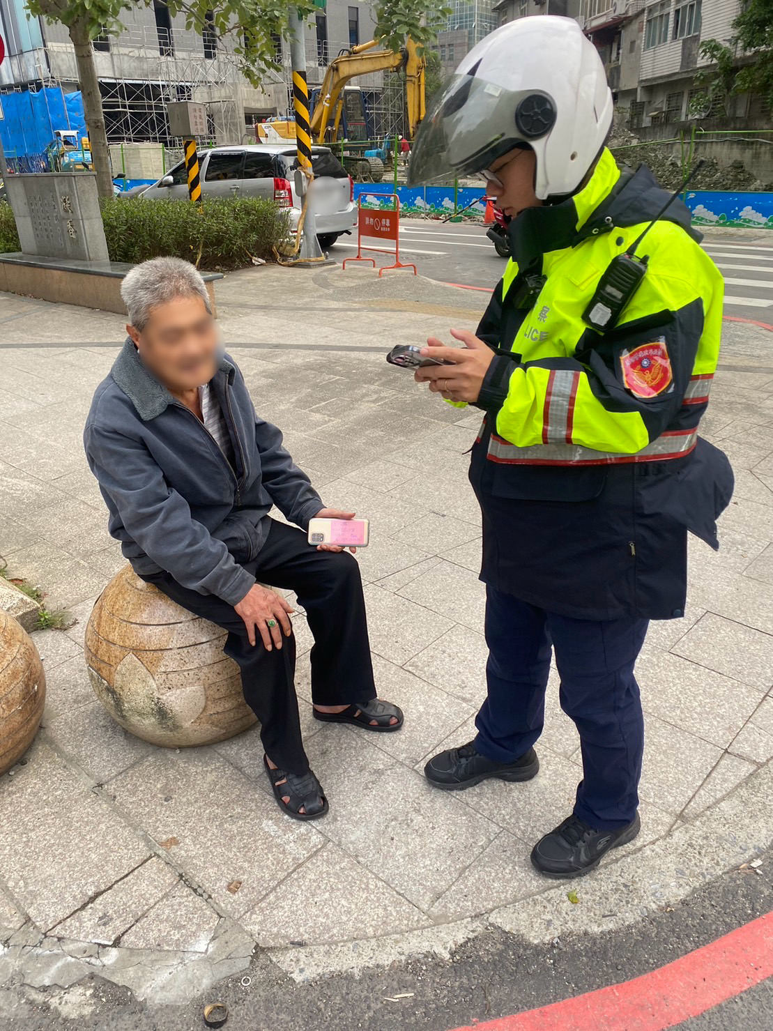 中原派出所警員張簡明傑、林郁翔眼睛很尖，根據劉翁手機殼背後留的紙條，迅速找到家屬助老翁安全返家。（記者張艷君翻攝）