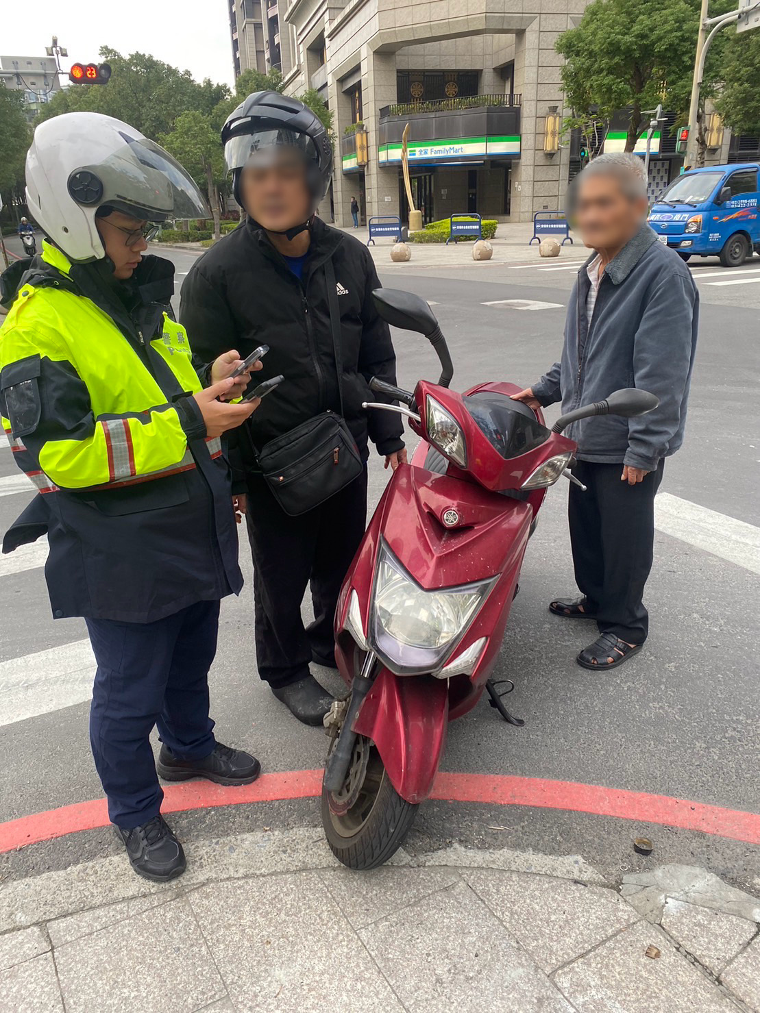 劉翁兒子短短8分鐘內騎車趕到現場接老父親，頻頻感謝員警的協助。（記者張艷君翻攝）