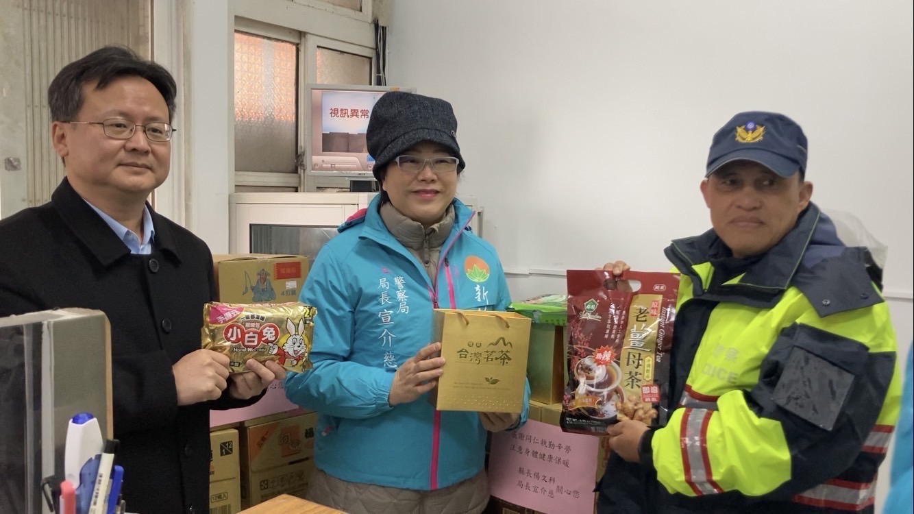 警察局長宣介慈為慰勞執行雪季勤務員警辛勞，特別前往宇老派出所，致贈執勤員各類豐盛的補給品，感謝勤務期間同仁的付出與辛勞。（圖/記者林照東翻攝）