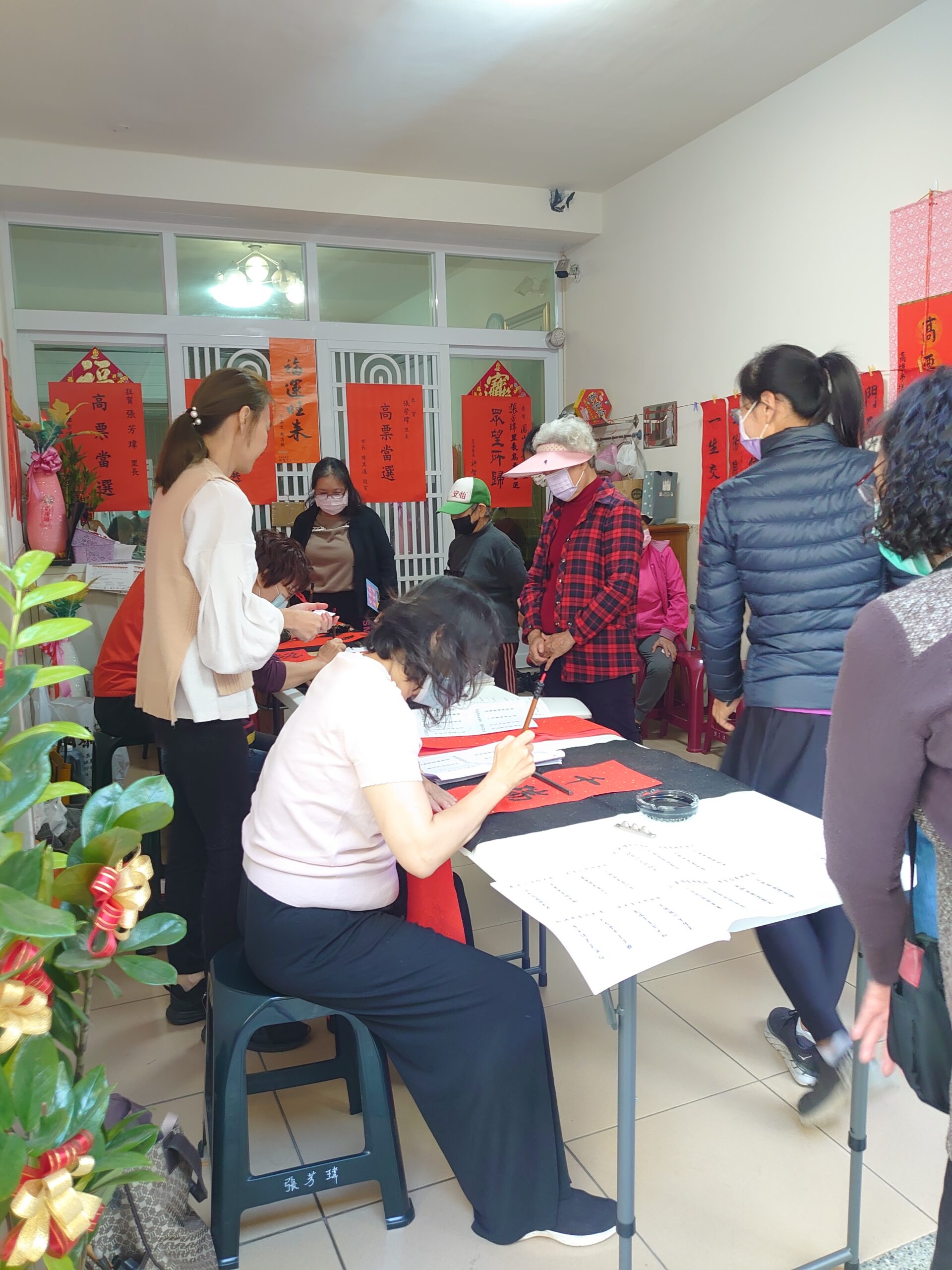 高雄市鳳山區幸福龍成社區發展協會偕鳳山區龍成里長 張芳瑋 一同舉辦2024迎龍年 好運龍總來 春聯揮毫活動