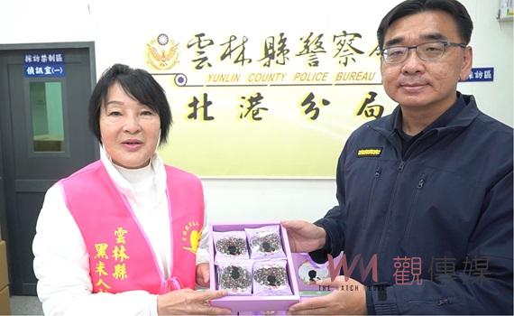 (有影片)/雲林黑米人協會飄芝麻香送暖 寒冬贈北港警麻油黑米香暖胃