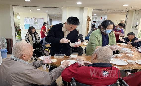 喜迎金龍年認識吉祥年菜 彰化榮家住民一起動手動餃