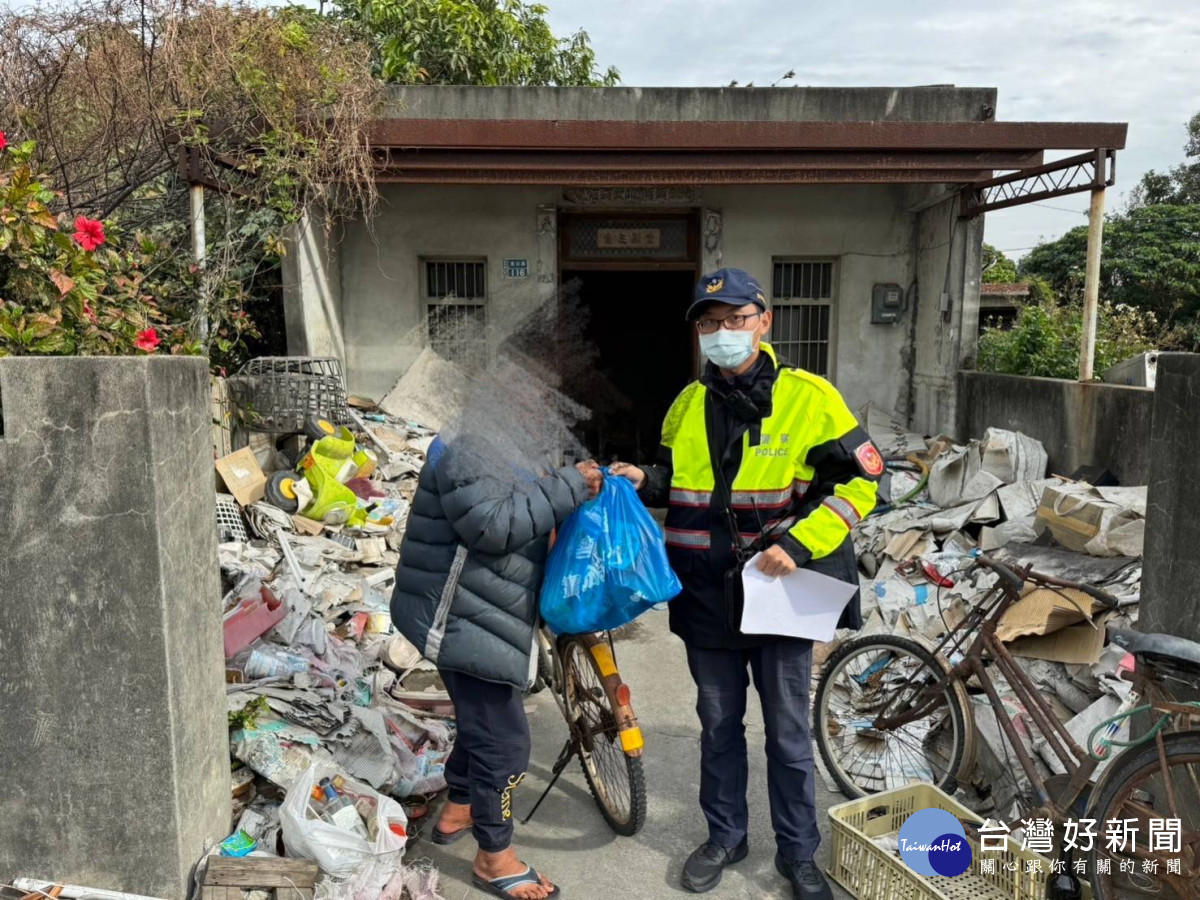 雲林縣臺西警分局配合縣府「雙B-防飢防寒計畫」,啟動「社區警政再出發-友善通報網機制」關懷措施/警方提供