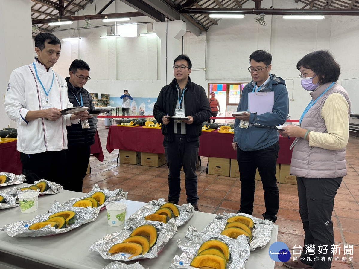 比賽分外觀熟食等評比。(草屯鎮農會提供)