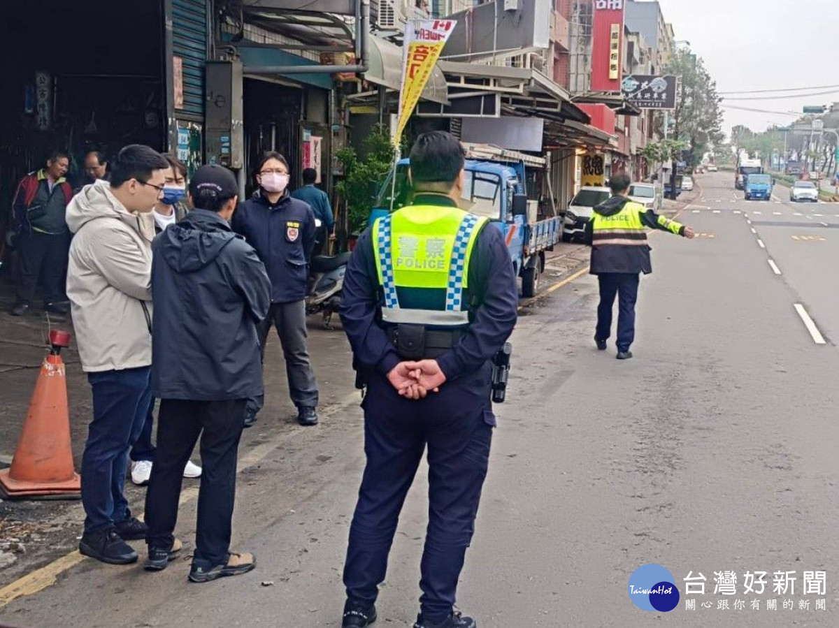 平鎮警加強檢視轄內交通設施，讓民眾都能行的安全、過個好年！