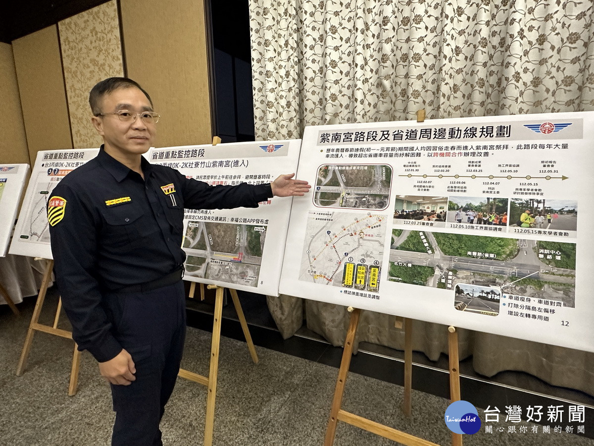 交通隊長張瑞忠說明春節7大措施。（記者扶小萍攝）