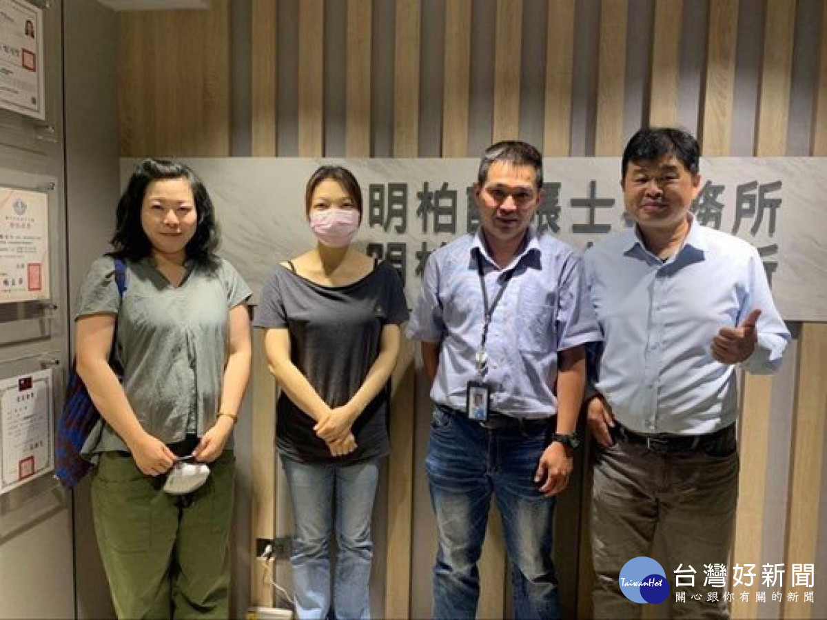 張小姐(左2)與記帳士事務所同事及主管合影。