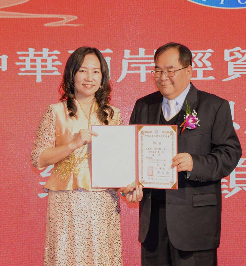 中華兩岸經貿文教促進會理事長王愛勤頒發贈書給顧問鄧岱賢,海峽兩岸經貿文化交流協會秘書長、中國國民黨大陸事務部副主任鄧岱賢致詞時表示,兩岸的大交流到合作還是要持續進行,若政府沒有辦法負起這樣的責任的話,他相信民間團體要負起很大的責任。圖/石雨鑫