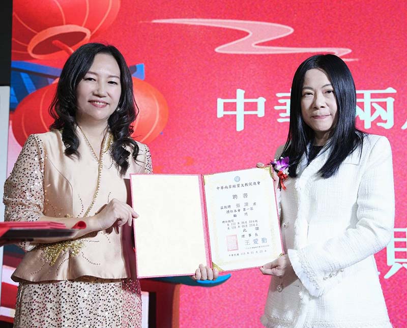 中華兩岸經貿文教促進會理事長王愛勤頒發顧問聘書給獨家報導集團董事長張淯。張淯表示,王愛勤理事長充滿魅力,從裡到外,看起來都閃閃發亮,每次看到她,她的臉上總帶著充滿活力的笑容,講起話來總伴著愉快的聲調,和她相處起來,很隨和友善。圖/石雨鑫