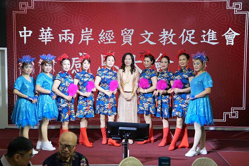 中華沁和藝術團以及一縷陽光藝術團的舞蹈表演十分精湛,會後與王愛勤理事長合影。圖/石雨鑫