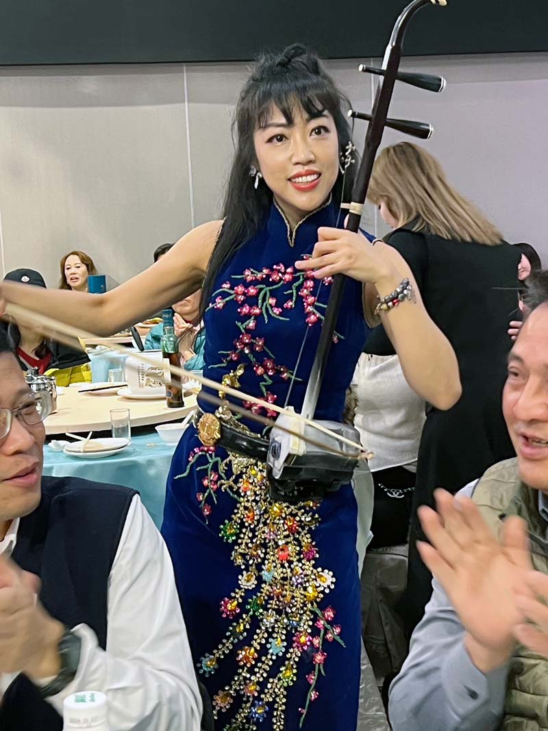 台灣二胡女神馮啟絜演奏民歌組曲木棉道、橄欖樹、熱情的沙漠等…,讓整場活動熱鬧非凡、賓主盡歡。圖/石雨鑫
