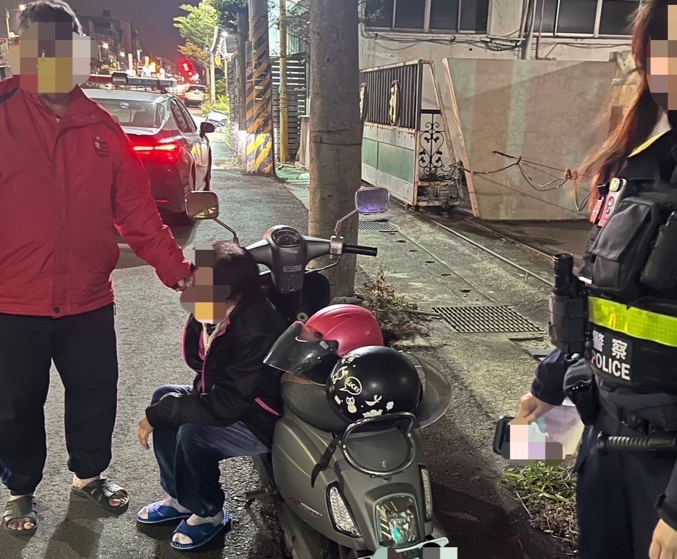 ▲苑裡所員警巡邏時發現張姓夫妻佇立車道旁,上前關心察覺其妻子身體不適 (圖/ 苗栗縣政府 提供)