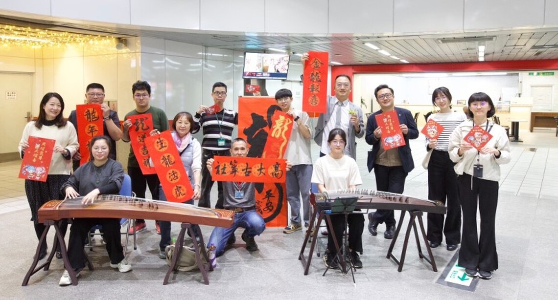 高捷車站揮毫贈春聯 同與旅客喜迎龍年 「蜜柑站長龍有吉春聯大全套」今起上架販售