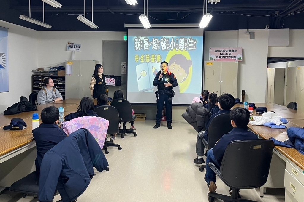 年節前松山派出所1日體驗 小小萌警這舉動令員警窩心
