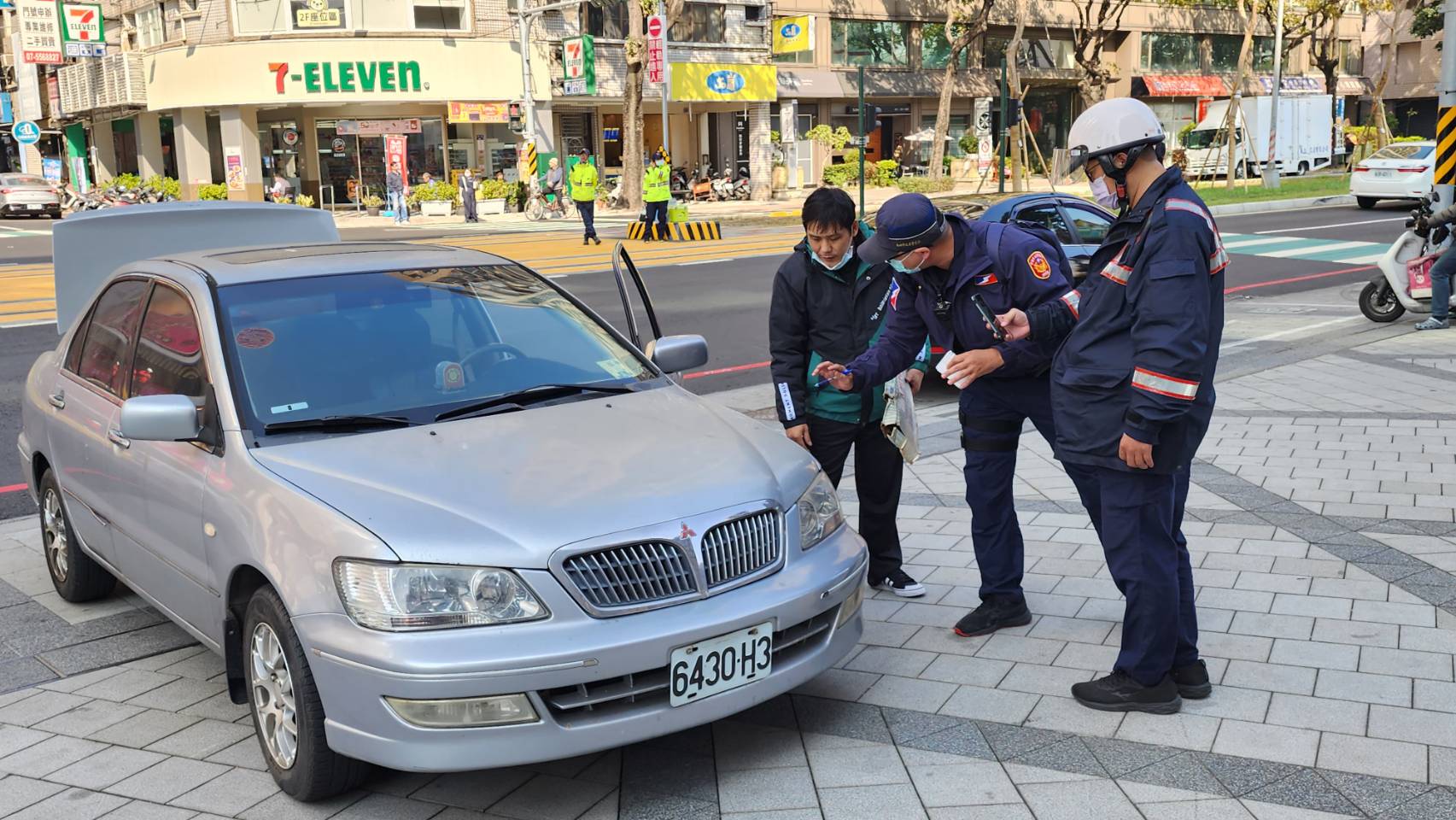 ▲警方處理車禍。（記者張忠義攝）