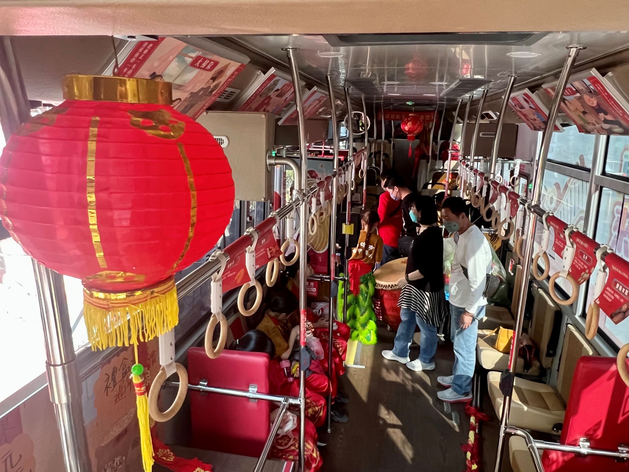 ▲高雄市年貨公車年味十足。(記者程啟峰攝)
