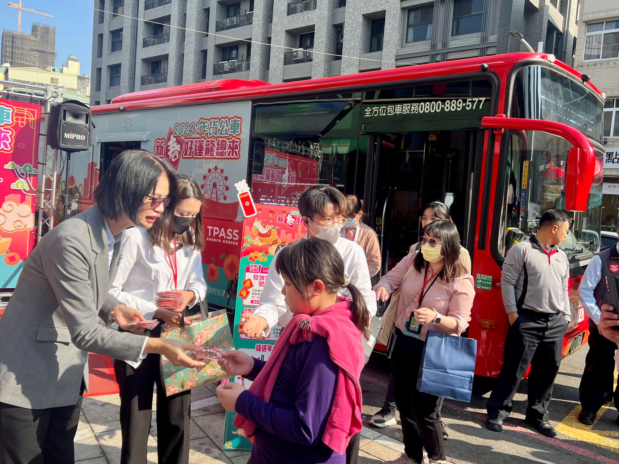 ▲高雄市交通局長張淑娟（前左）為年貨公車揭幕並致贈現場民眾好禮。（記者程啟峰攝）