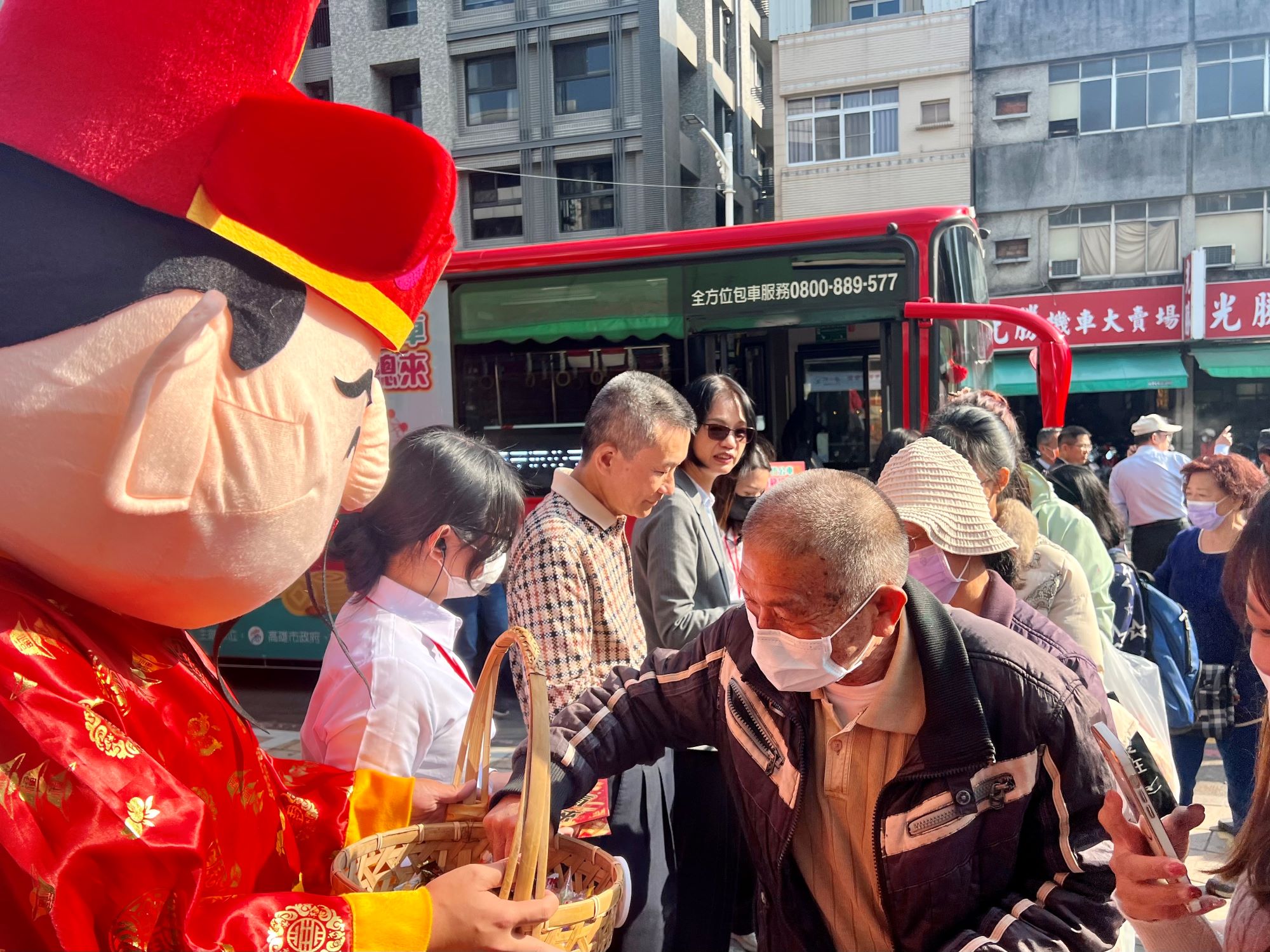 ▲高雄市交通局長張淑娟（左4）為年貨公車揭幕並致贈現場民眾好禮。（記者程啟峰攝）