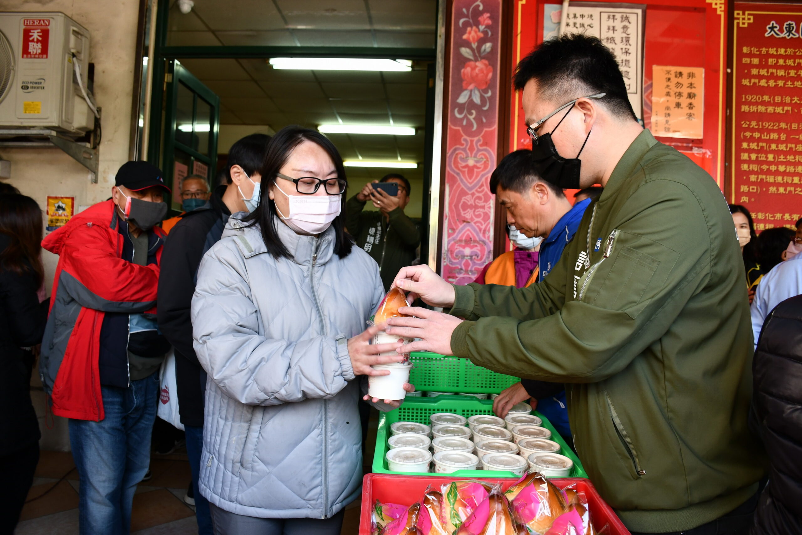 ▲彰化市「大東門福德祠」舉行土地公祝壽慶賀祭典,以豐盛的供品祭拜土地公,「麻糬」也是不可少的供品。(記者張溎壕攝)