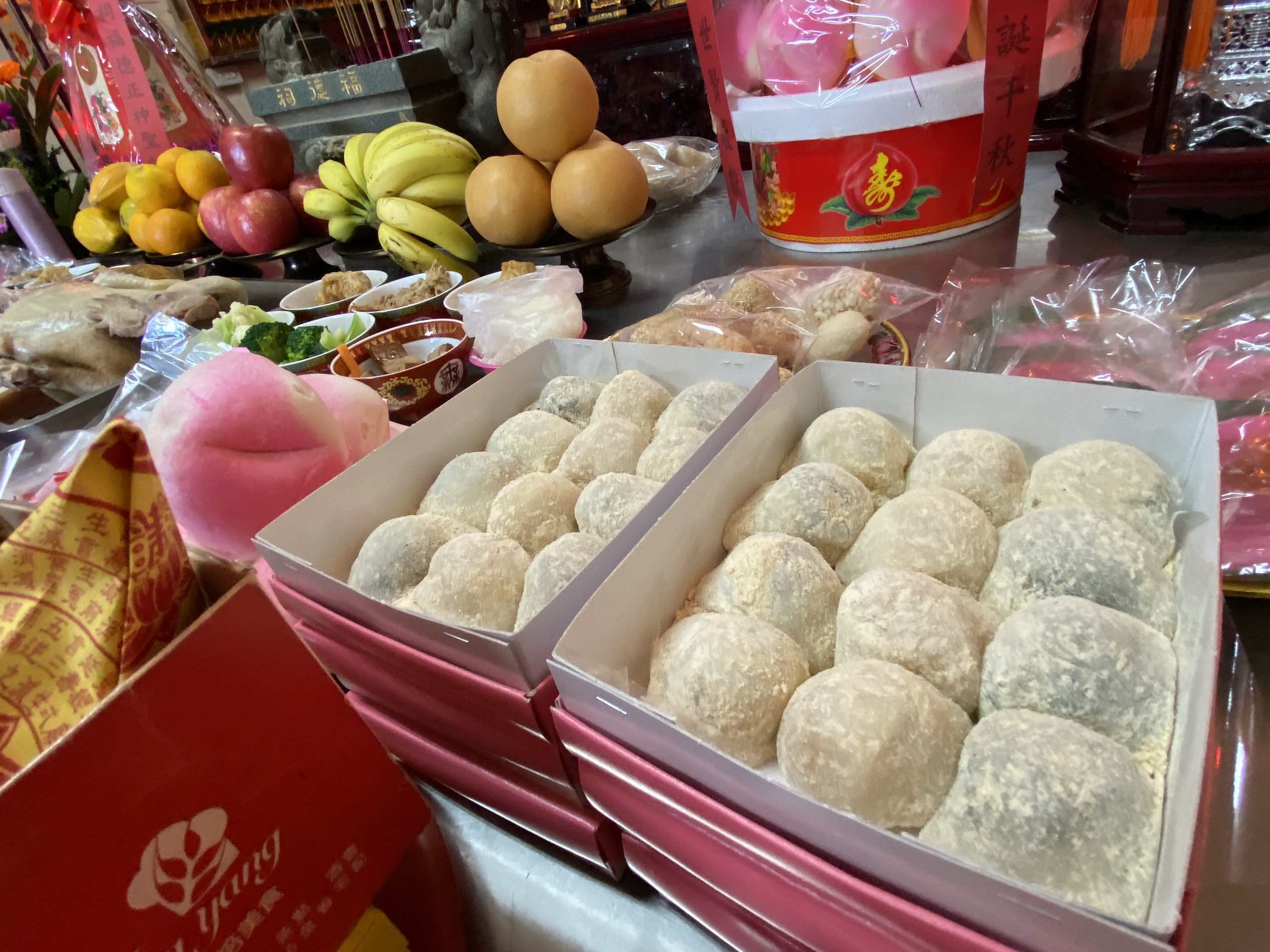 ▲彰化市「大東門福德祠」舉行土地公祝壽慶賀祭典，以豐盛的供品祭拜土地公，「麻糬」也是不可少的供品。（記者張溎壕攝）