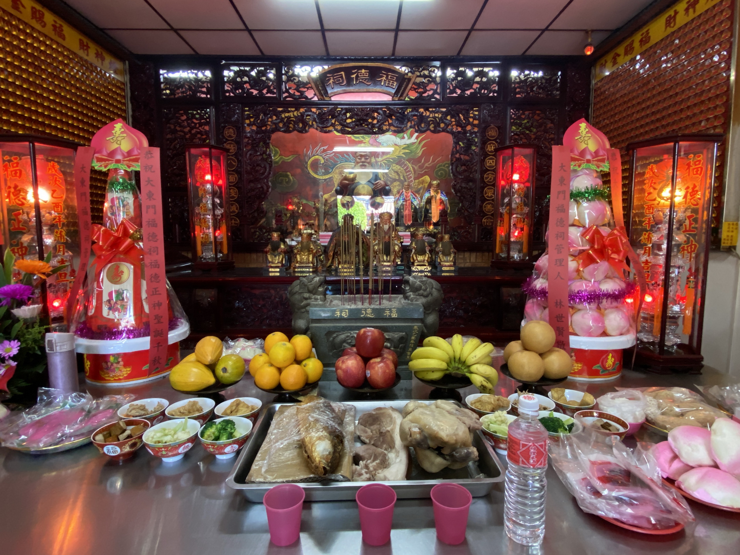▲彰化市「大東門福德祠」舉行土地公祝壽慶賀祭典，以豐盛的供品祭拜土地公，「麻糬」也是不可少的供品。（記者張溎壕攝）