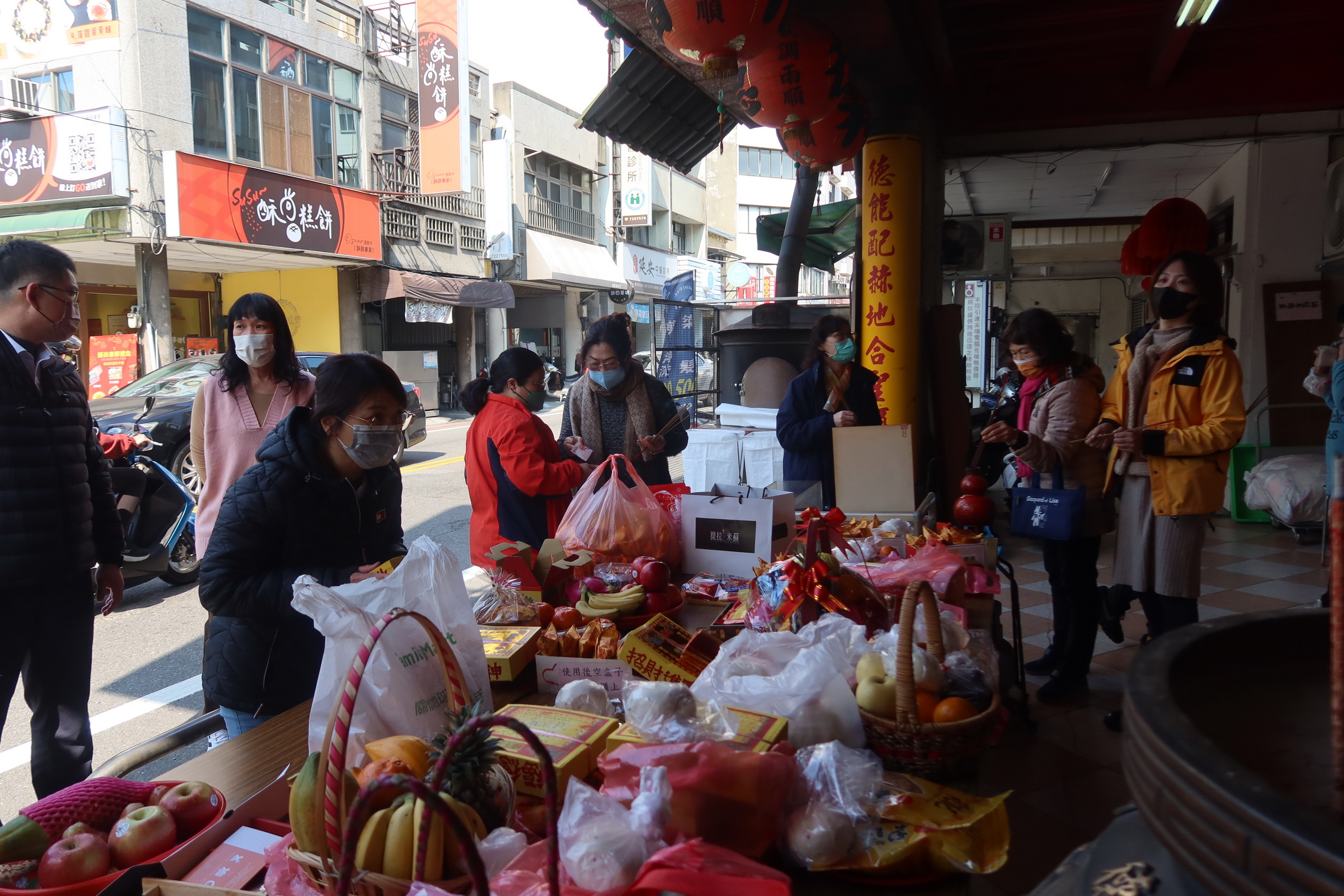 ▲彰化市「大東門福德祠」舉行土地公祝壽慶賀祭典，以豐盛的供品祭拜土地公，「麻糬」也是不可少的供品。（記者張溎壕攝）