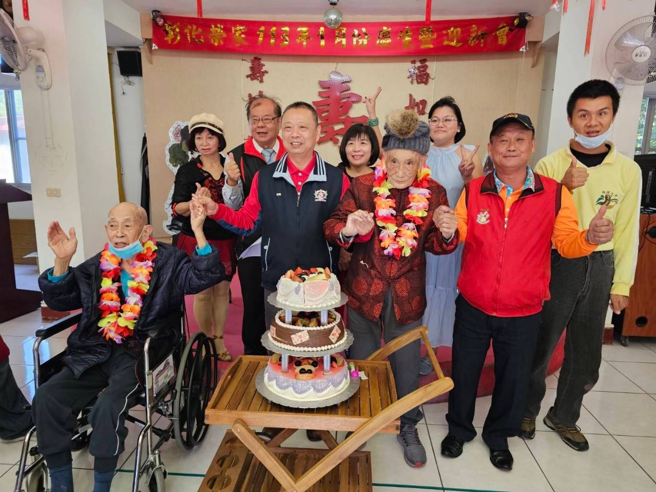 ▲臺南樂透歌友會至彰化榮家巡迴公益表演,精彩逗趣演出,讓長輩們充滿笑聲,帶來最歡樂的時光。(記者張溎壕攝)