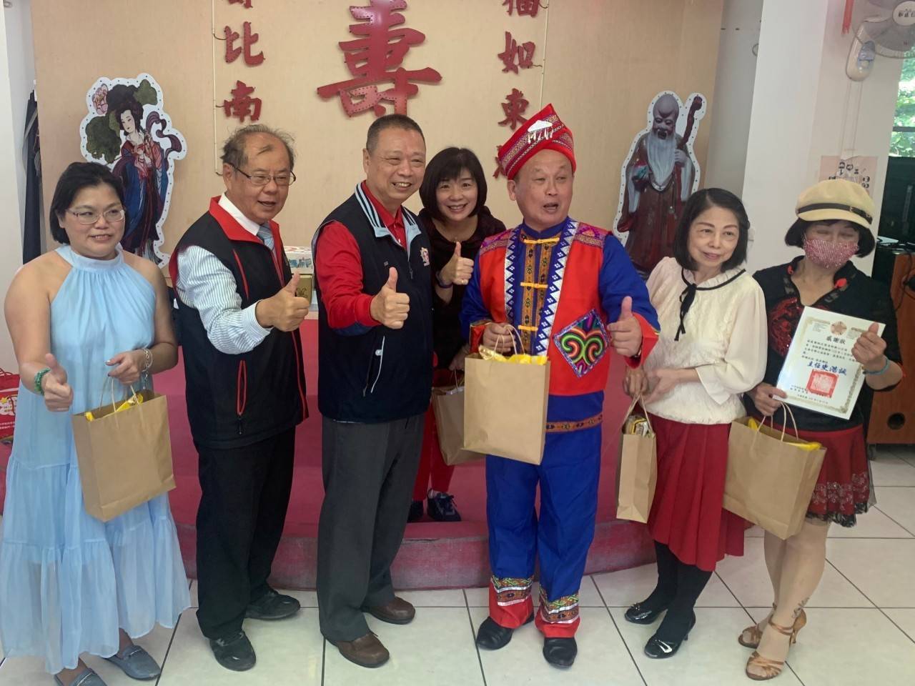 ▲臺南樂透歌友會至彰化榮家巡迴公益表演，精彩逗趣演出，讓長輩們充滿笑聲，帶來最歡樂的時光。（記者張溎壕攝）