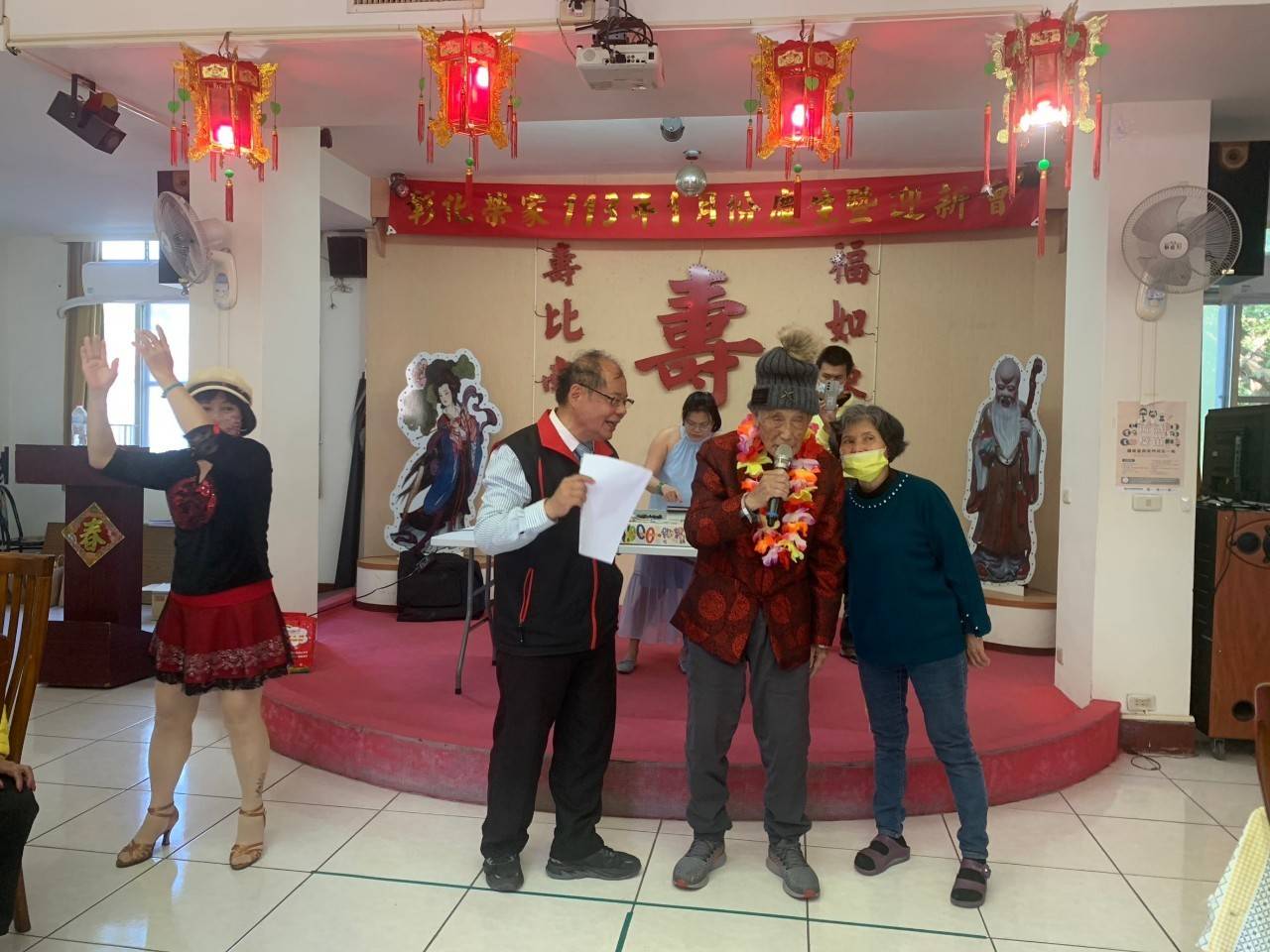 ▲臺南樂透歌友會至彰化榮家巡迴公益表演，精彩逗趣演出，讓長輩們充滿笑聲，帶來最歡樂的時光。（記者張溎壕攝）