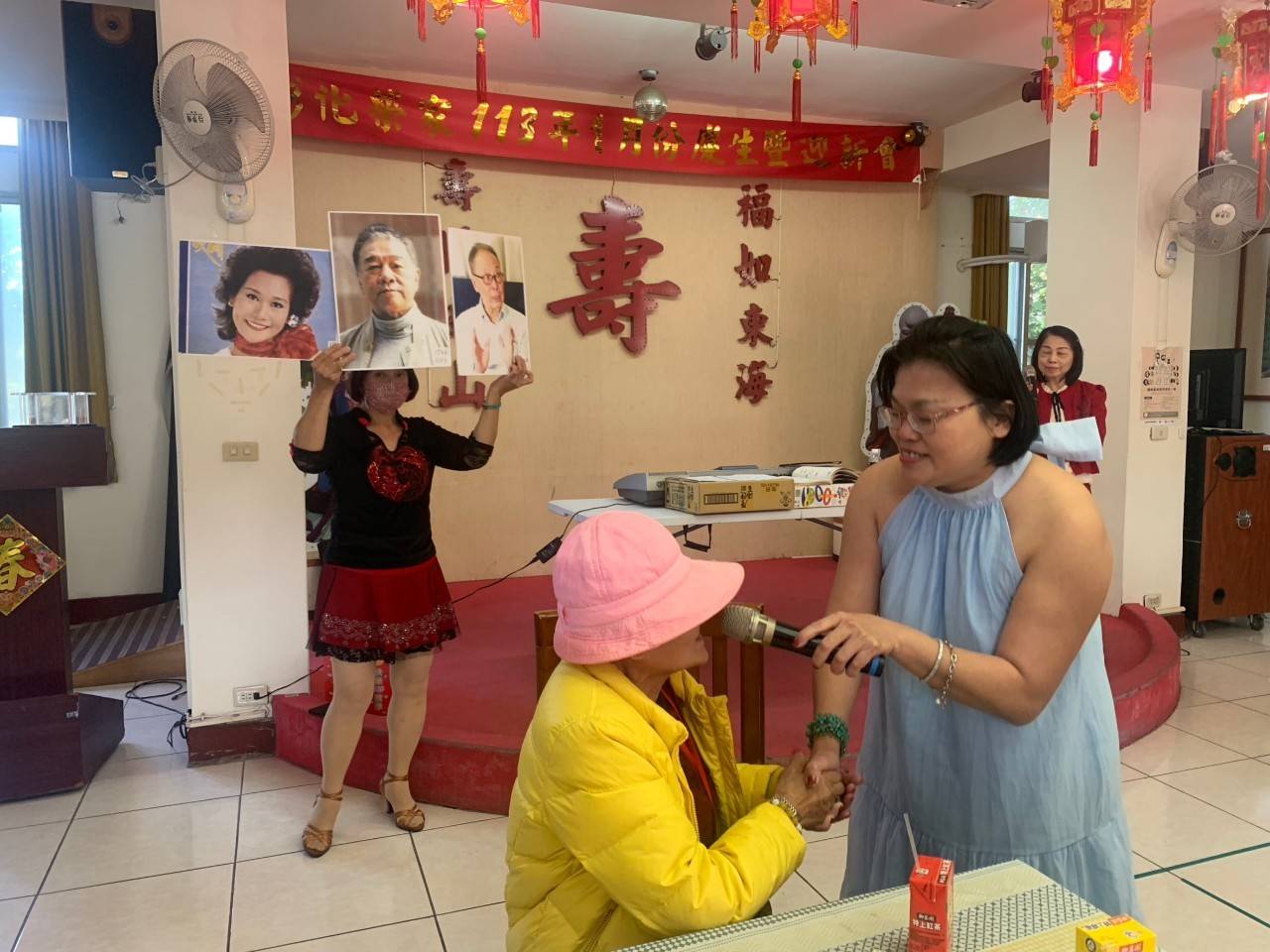 ▲臺南樂透歌友會至彰化榮家巡迴公益表演，精彩逗趣演出，讓長輩們充滿笑聲，帶來最歡樂的時光。（記者張溎壕攝）