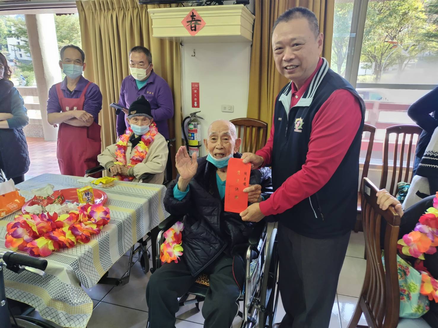 ▲臺南樂透歌友會至彰化榮家巡迴公益表演，精彩逗趣演出，讓長輩們充滿笑聲，帶來最歡樂的時光。（記者張溎壕攝）