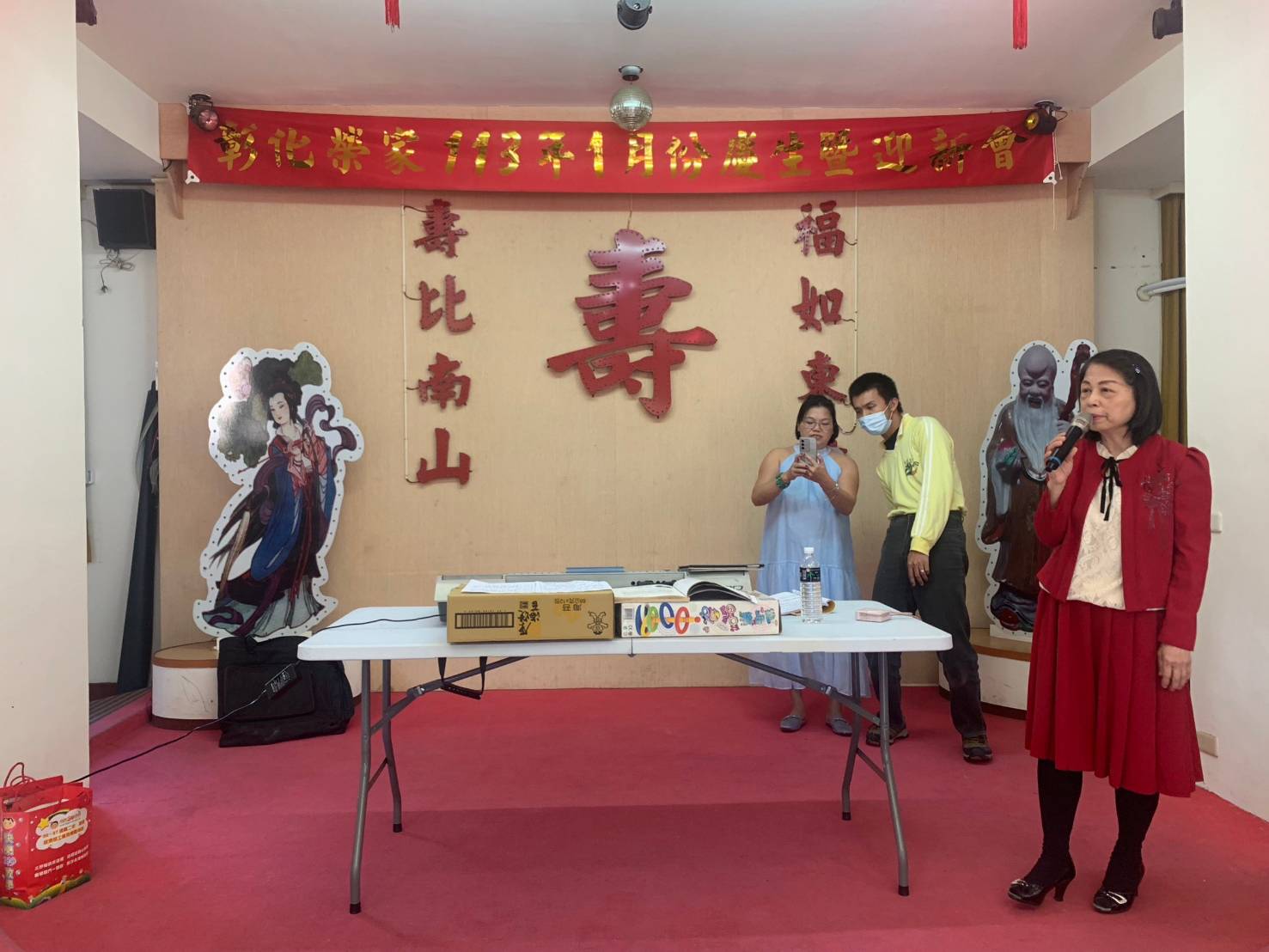 ▲臺南樂透歌友會至彰化榮家巡迴公益表演，精彩逗趣演出，讓長輩們充滿笑聲，帶來最歡樂的時光。（記者張溎壕攝）