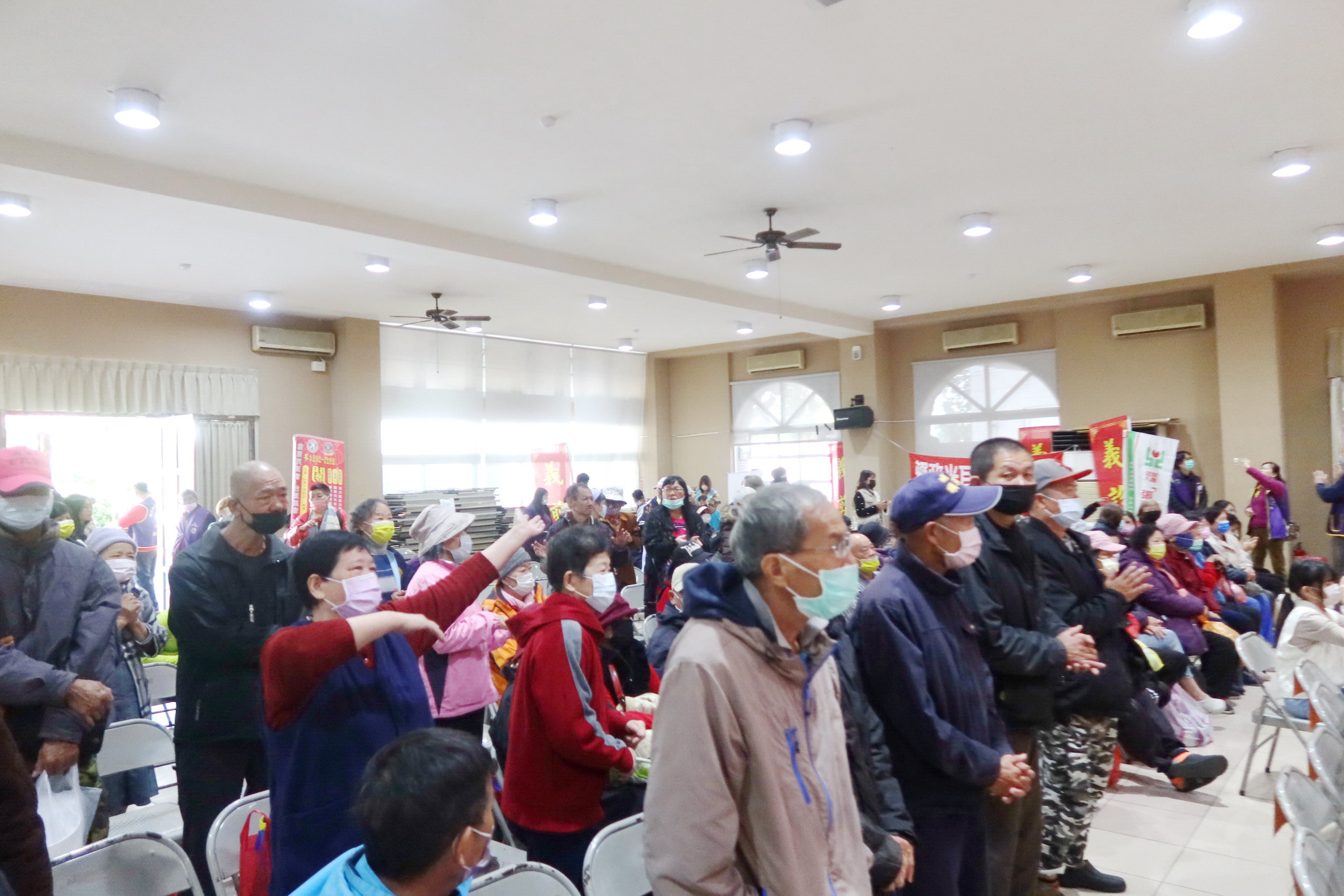 ▲為了協助彰化市的街友度過寒冷季節，彰化縣政府、國際同濟會台灣總會彰化A區等社團，在彰化市老人文康活動中心舉辦溫暖關懷街友活動，讓愛與關懷在新年的到來中持續傳播。（記者張溎壕攝）