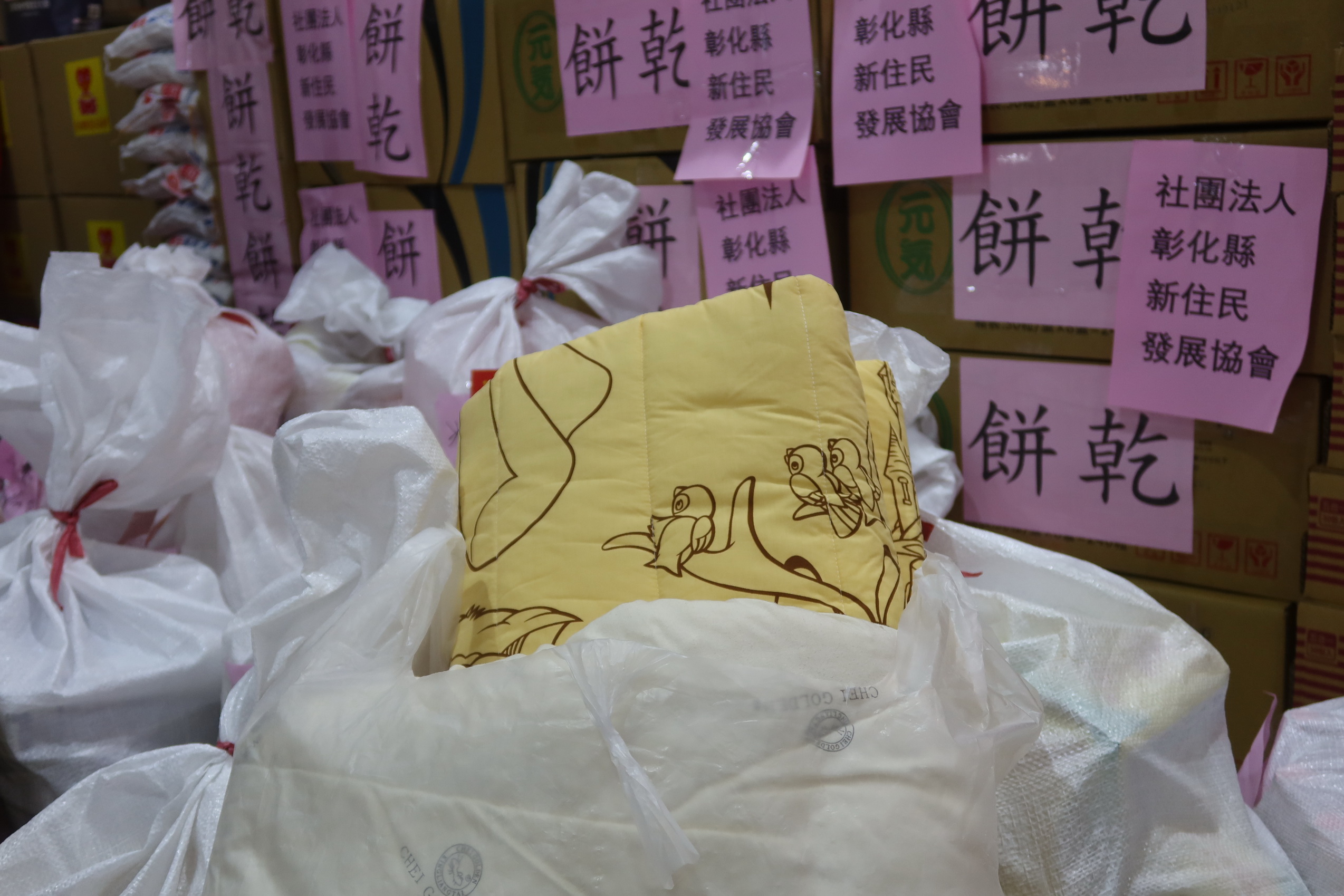 ▲為了協助彰化市的街友度過寒冷季節，彰化縣政府、國際同濟會台灣總會彰化A區等社團，在彰化市老人文康活動中心舉辦溫暖關懷街友活動，讓愛與關懷在新年的到來中持續傳播。（記者張溎壕攝）