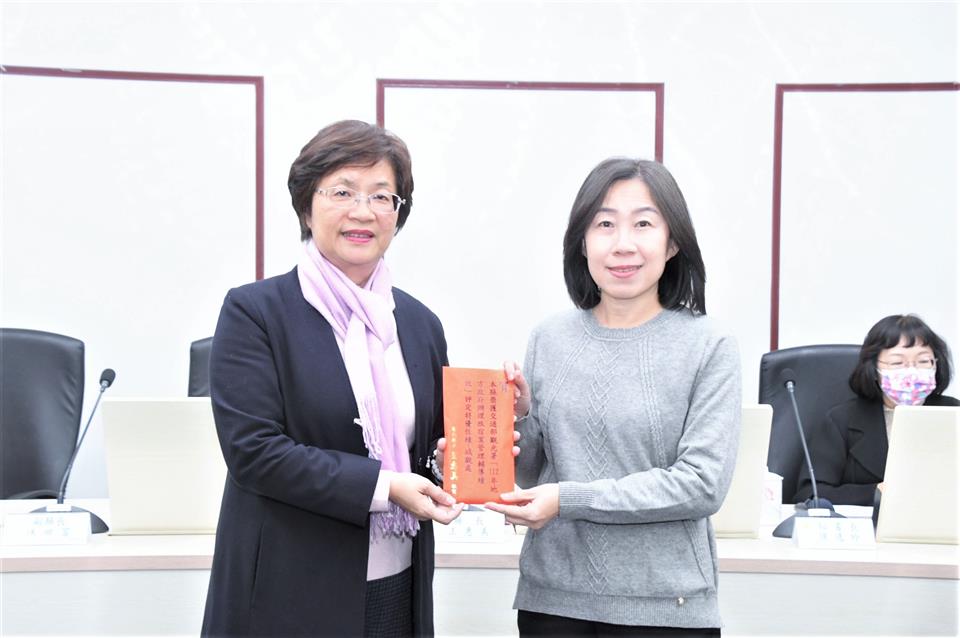 ▲交通部觀光署公布考核地方政府旅宿業管理輔導績效評比，彰化縣政府團隊首次榮獲「特優」殊榮，彰化縣長王惠美表揚，由城觀處長王瑩琦代表受獎。（彰化縣政府提供）