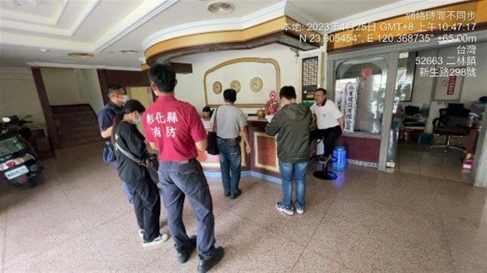 ▲交通部觀光署公布考核地方政府旅宿業管理輔導績效評比，彰化縣政府團隊首次榮獲「特優」殊榮，彰化縣長王惠美表揚，由城觀處長王瑩琦代表受獎。（彰化縣政府提供）