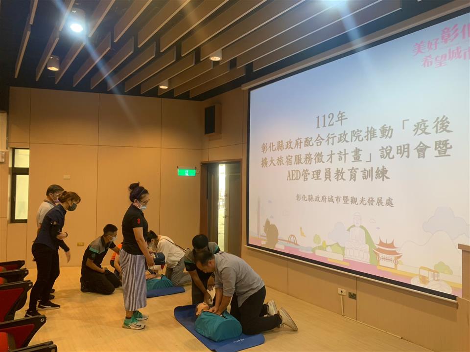 ▲交通部觀光署公布考核地方政府旅宿業管理輔導績效評比，彰化縣政府團隊首次榮獲「特優」殊榮，彰化縣長王惠美表揚，由城觀處長王瑩琦代表受獎。（彰化縣政府提供）