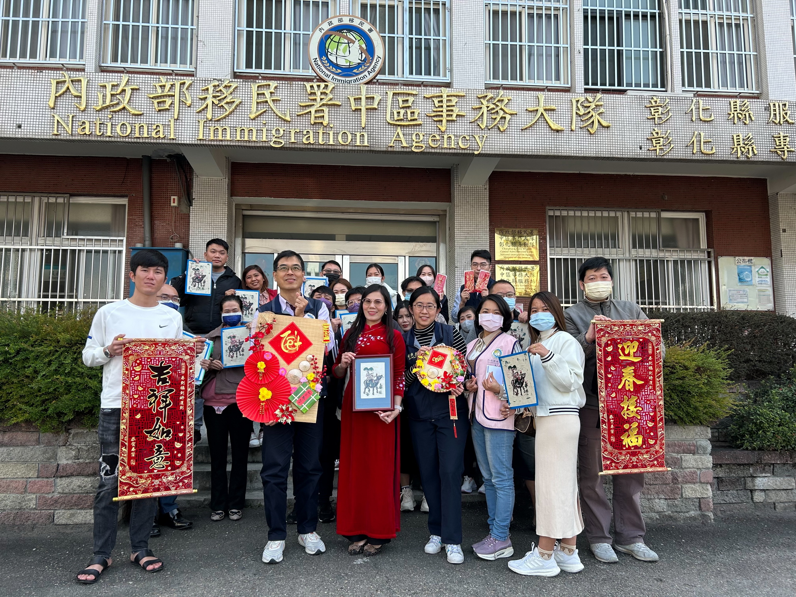 ▲為了讓新住民在臺灣也能深刻感受到家鄉年節的溫馨氛圍,移民署中區事務大隊彰化縣服務站舉辦一場多元文化活動,透過繽紛的色彩感受傳統年畫的獨特魅力。(記者張溎壕攝)