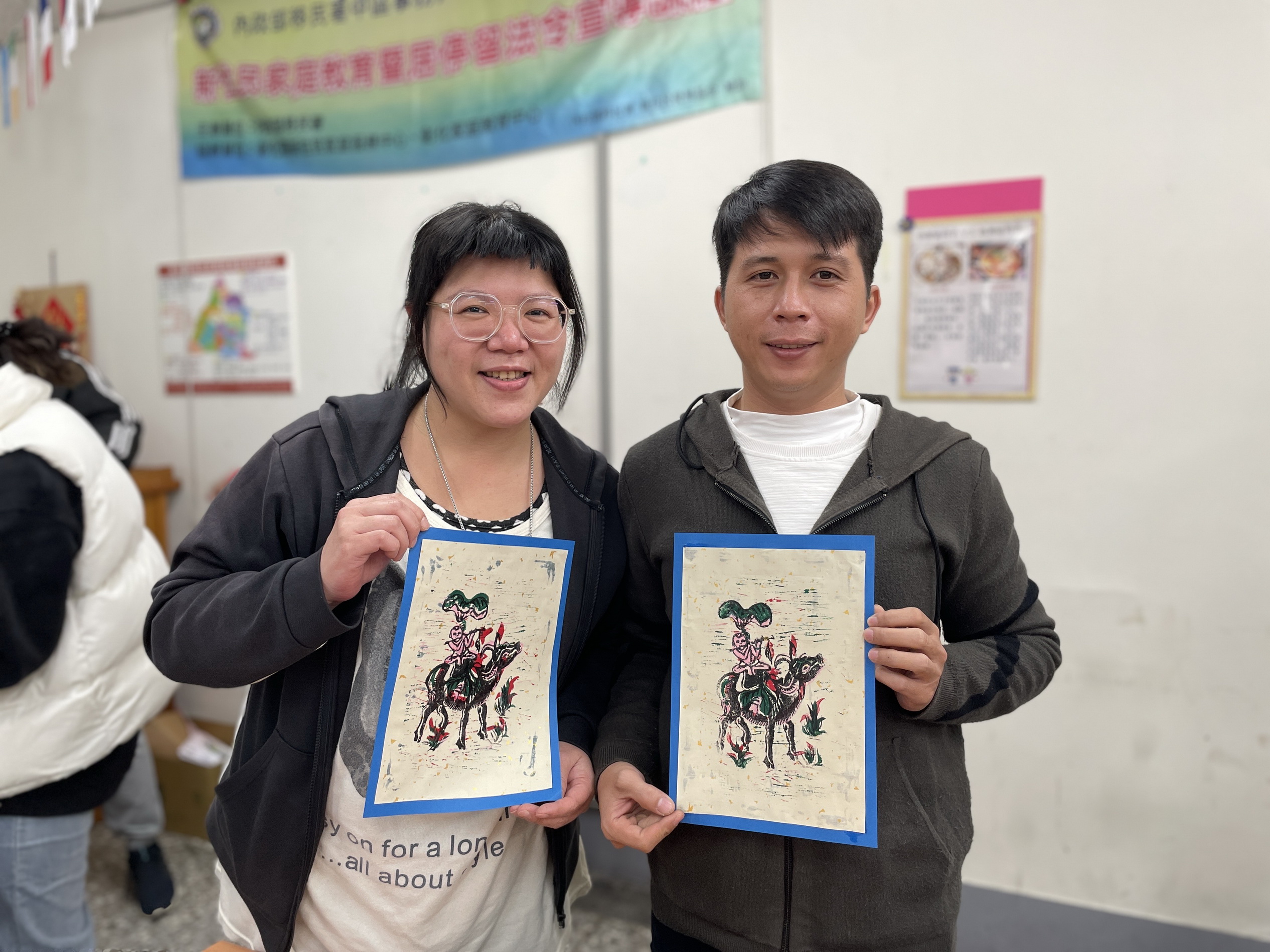 ▲為了讓新住民在臺灣也能深刻感受到家鄉年節的溫馨氛圍，移民署中區事務大隊彰化縣服務站舉辦一場多元文化活動，透過繽紛的色彩感受傳統年畫的獨特魅力。（記者張溎壕攝）