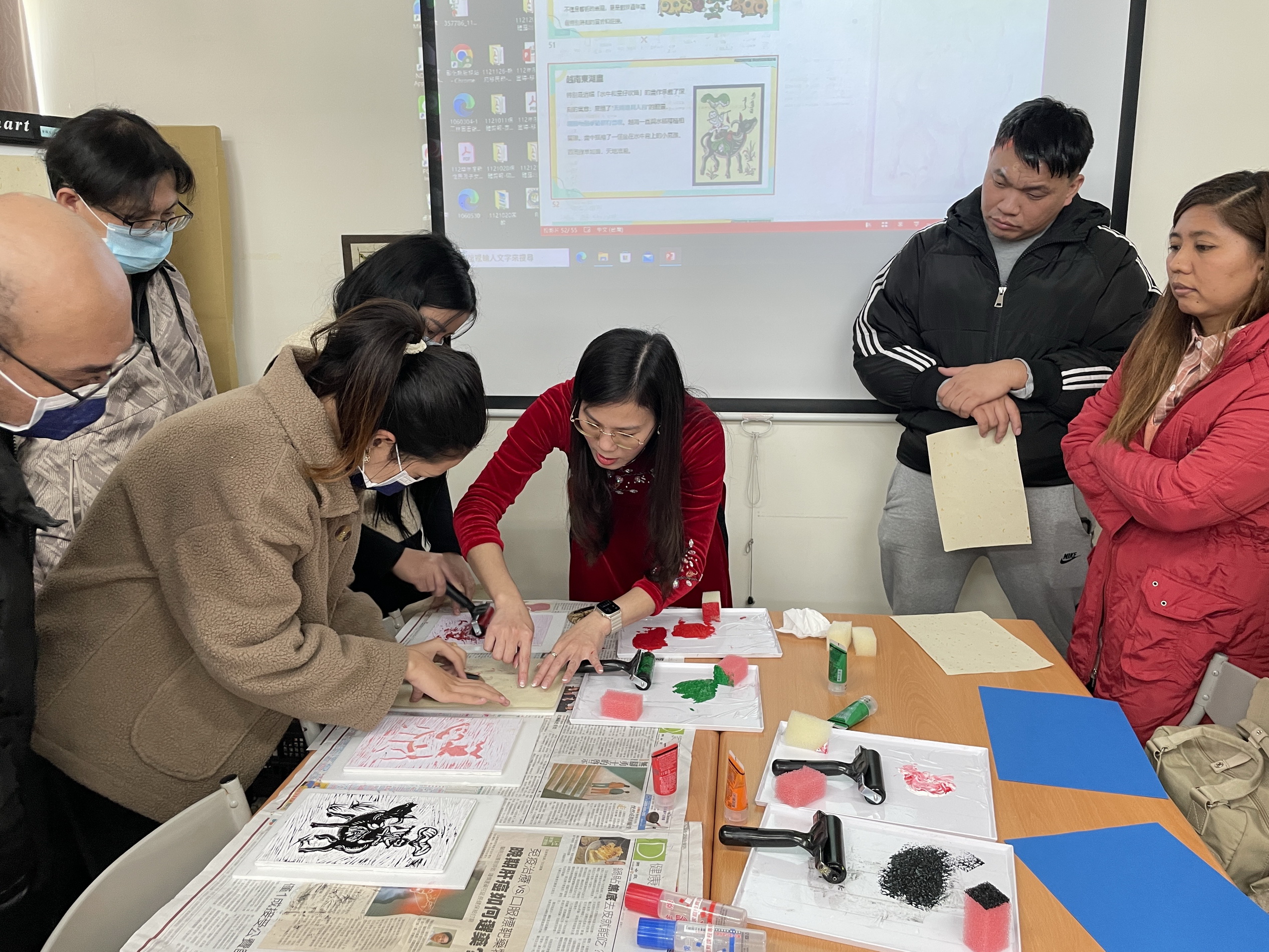 ▲為了讓新住民在臺灣也能深刻感受到家鄉年節的溫馨氛圍，移民署中區事務大隊彰化縣服務站舉辦一場多元文化活動，透過繽紛的色彩感受傳統年畫的獨特魅力。（記者張溎壕攝）