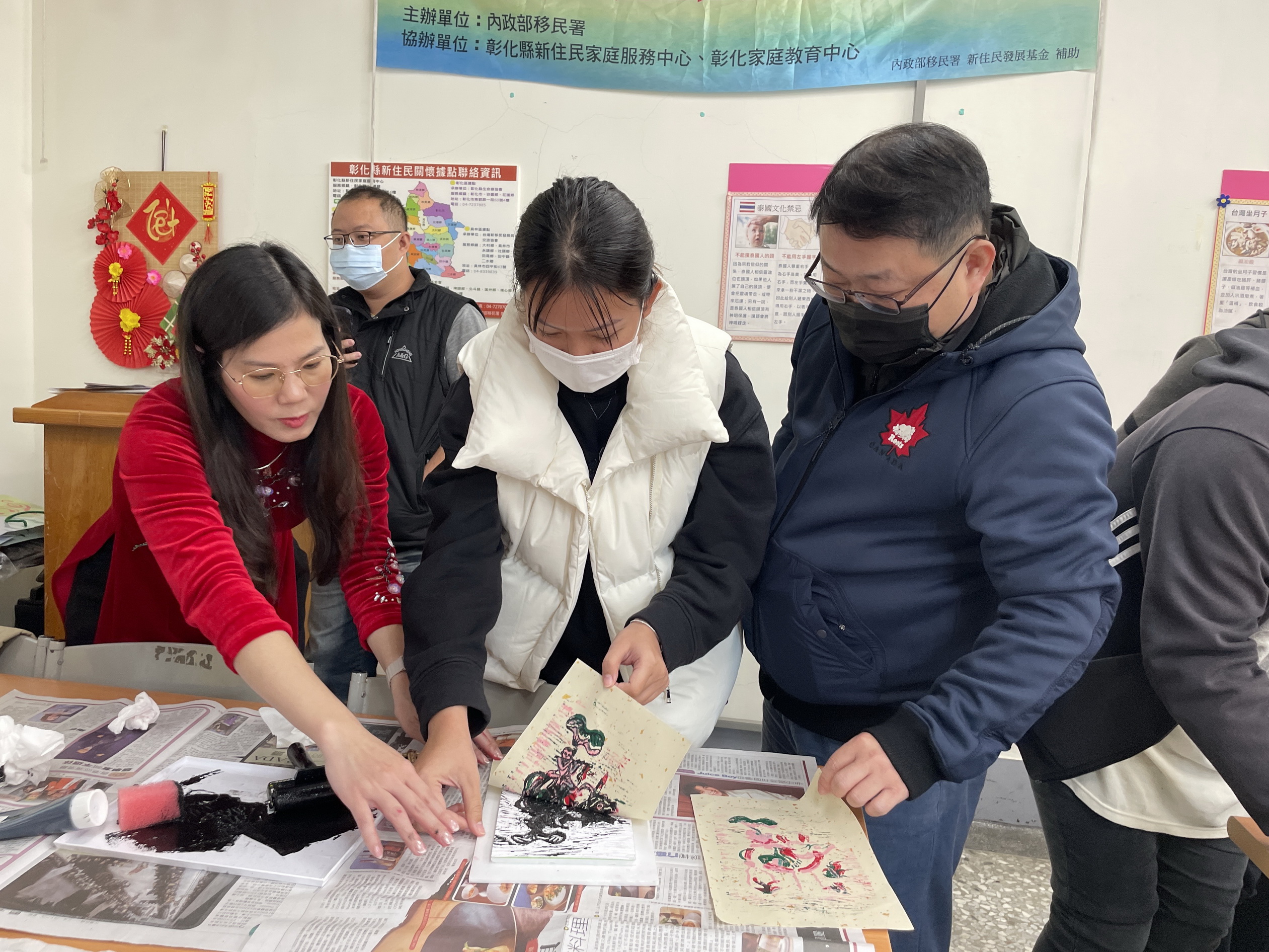 ▲為了讓新住民在臺灣也能深刻感受到家鄉年節的溫馨氛圍，移民署中區事務大隊彰化縣服務站舉辦一場多元文化活動，透過繽紛的色彩感受傳統年畫的獨特魅力。（記者張溎壕攝）