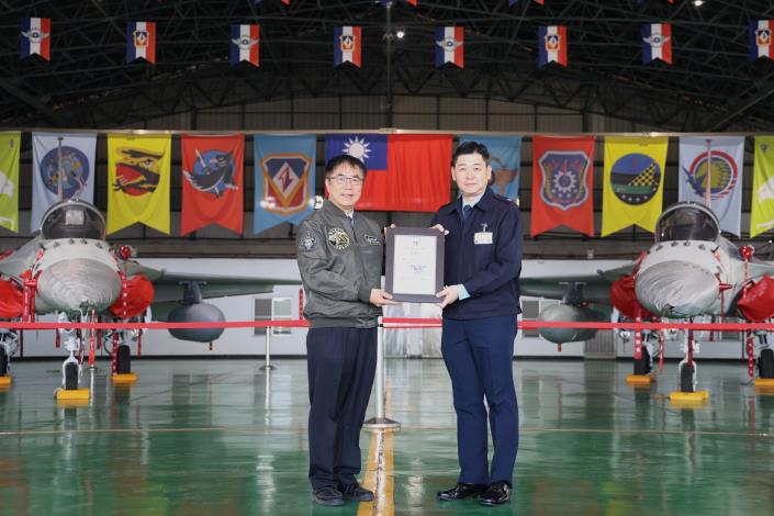 黃偉哲春節前夕赴空軍戰鬥機聯隊 送上祝福感謝官兵保家衛國